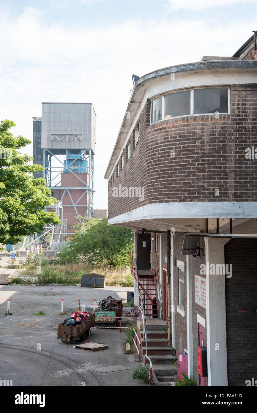 Maltby Main Colliery, South Yorkshire, fotografata nel 2014 prima della demolizione, un ricordo del patrimonio carbonifero britannico e dello sciopero dei minatori del 1984. Foto Stock