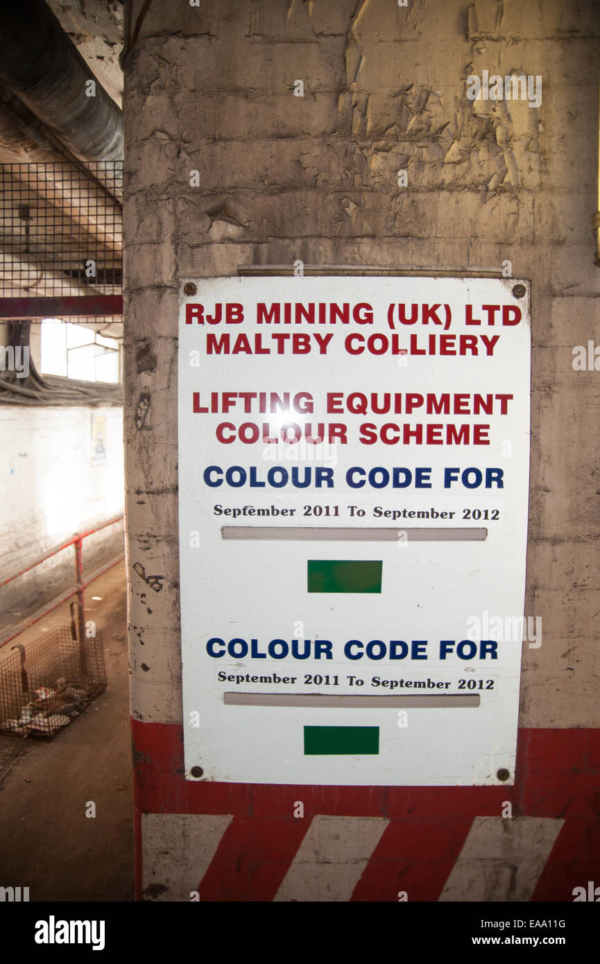 Maltby Main Colliery, South Yorkshire, fotografata nel 2014 prima della demolizione, un ricordo del patrimonio carbonifero britannico e dello sciopero dei minatori del 1984. Foto Stock