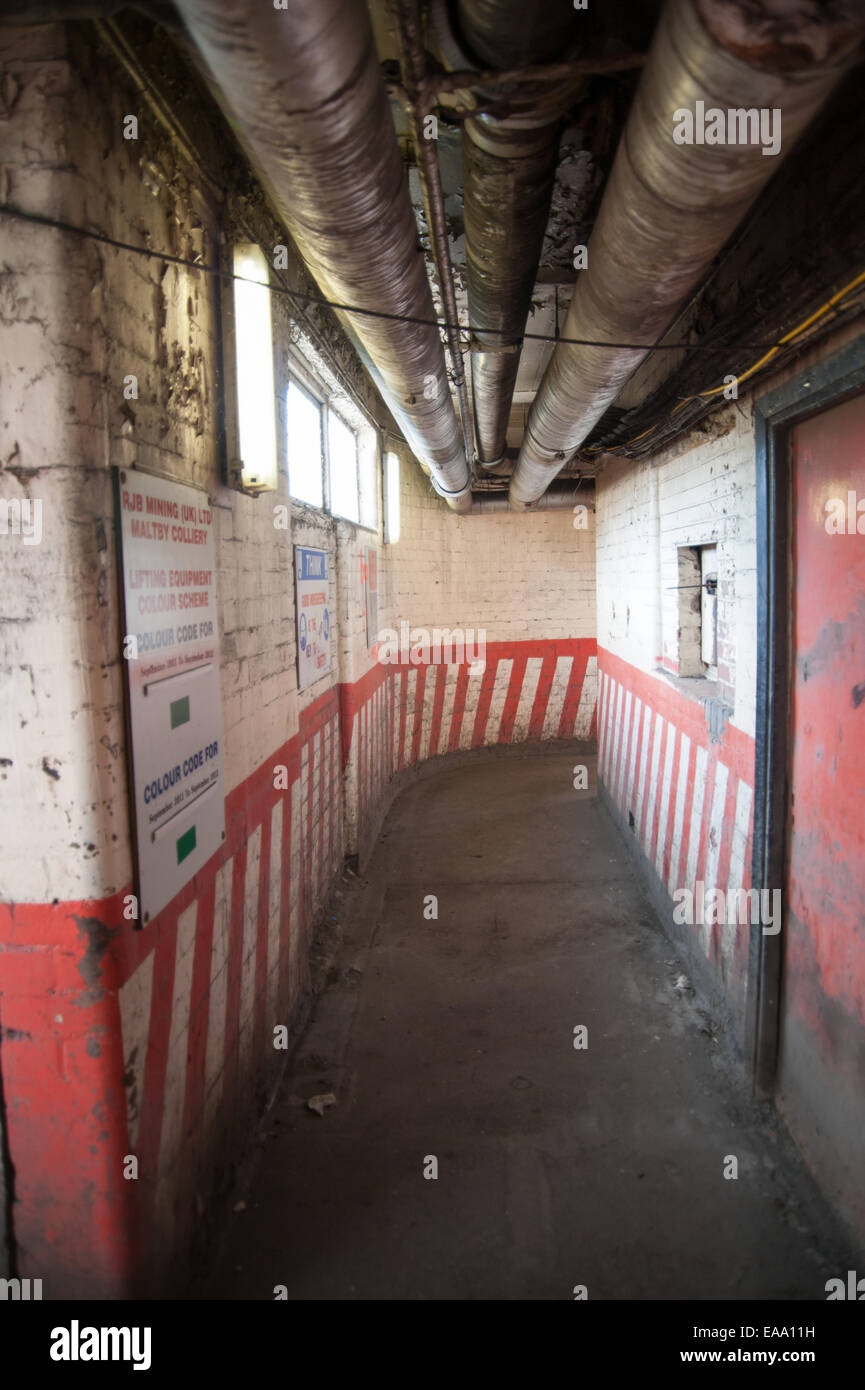 Maltby Main Colliery, South Yorkshire, fotografata nel 2014 prima della demolizione, un ricordo del patrimonio carbonifero britannico e dello sciopero dei minatori del 1984. Foto Stock