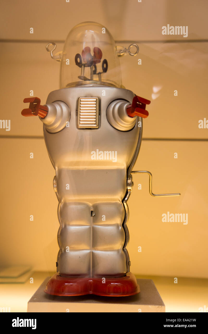 Robot giocattolo vintage in latta in mostra, con colori retrò, meccanismi a vento e design fantascientifico classico Foto Stock