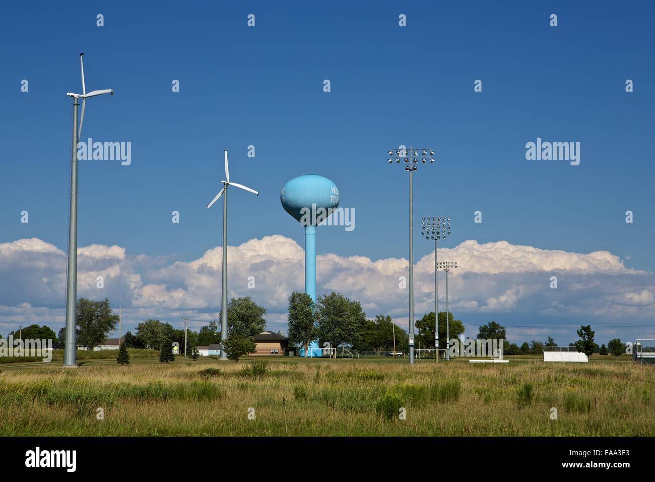 Mulini a vento, luci e water tower a Helder parco vicino Zeeland, mi come nuvole temporalesche forma a distanza Foto Stock