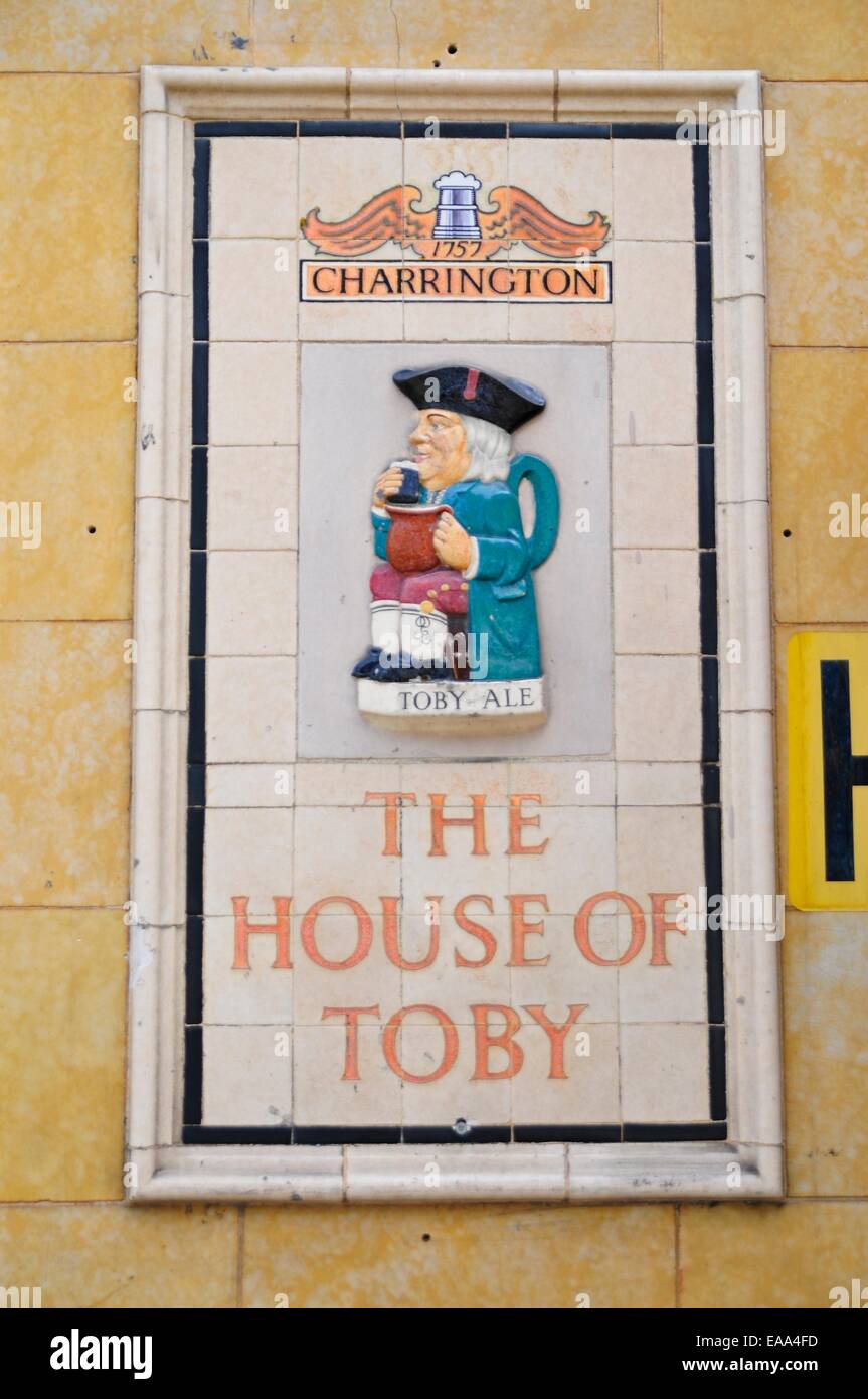 Charrington-The Casa di Toby segno sul lato di un pub di Londra Nord Foto Stock