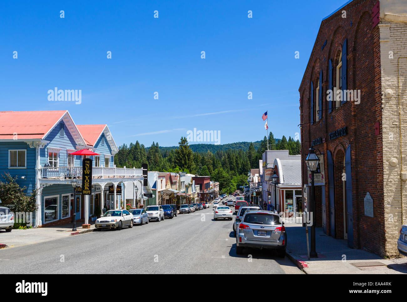 Negozi e bar su Broad Street in oro antico città mineraria di Nevada City, nel nord del paese di oro, CALIFORNIA, STATI UNITI D'AMERICA Foto Stock