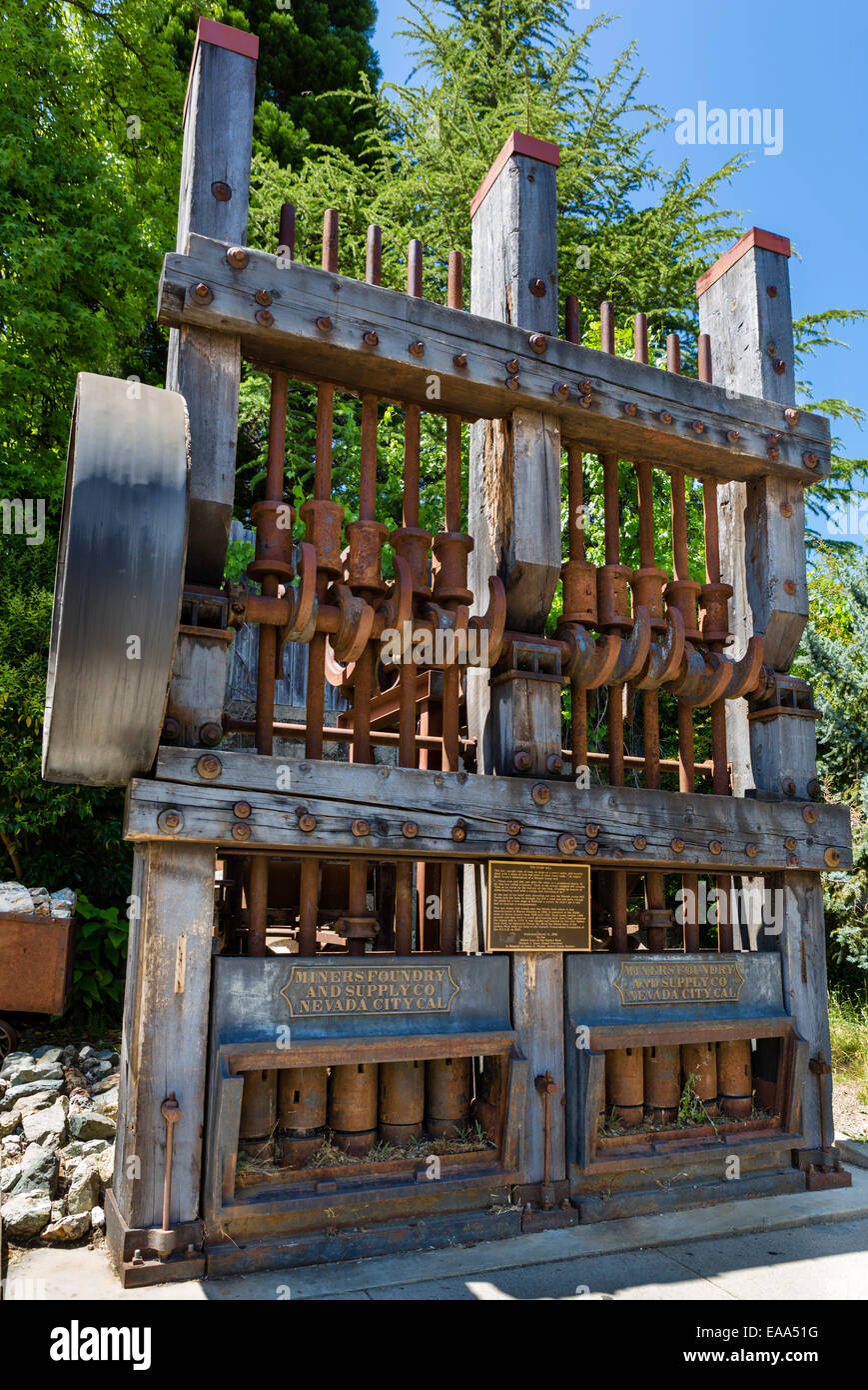 Un vecchio 10 Timbro mulino, utilizzato nelle miniere d'oro, Nevada City, nel nord del paese di oro, CALIFORNIA, STATI UNITI D'AMERICA Foto Stock