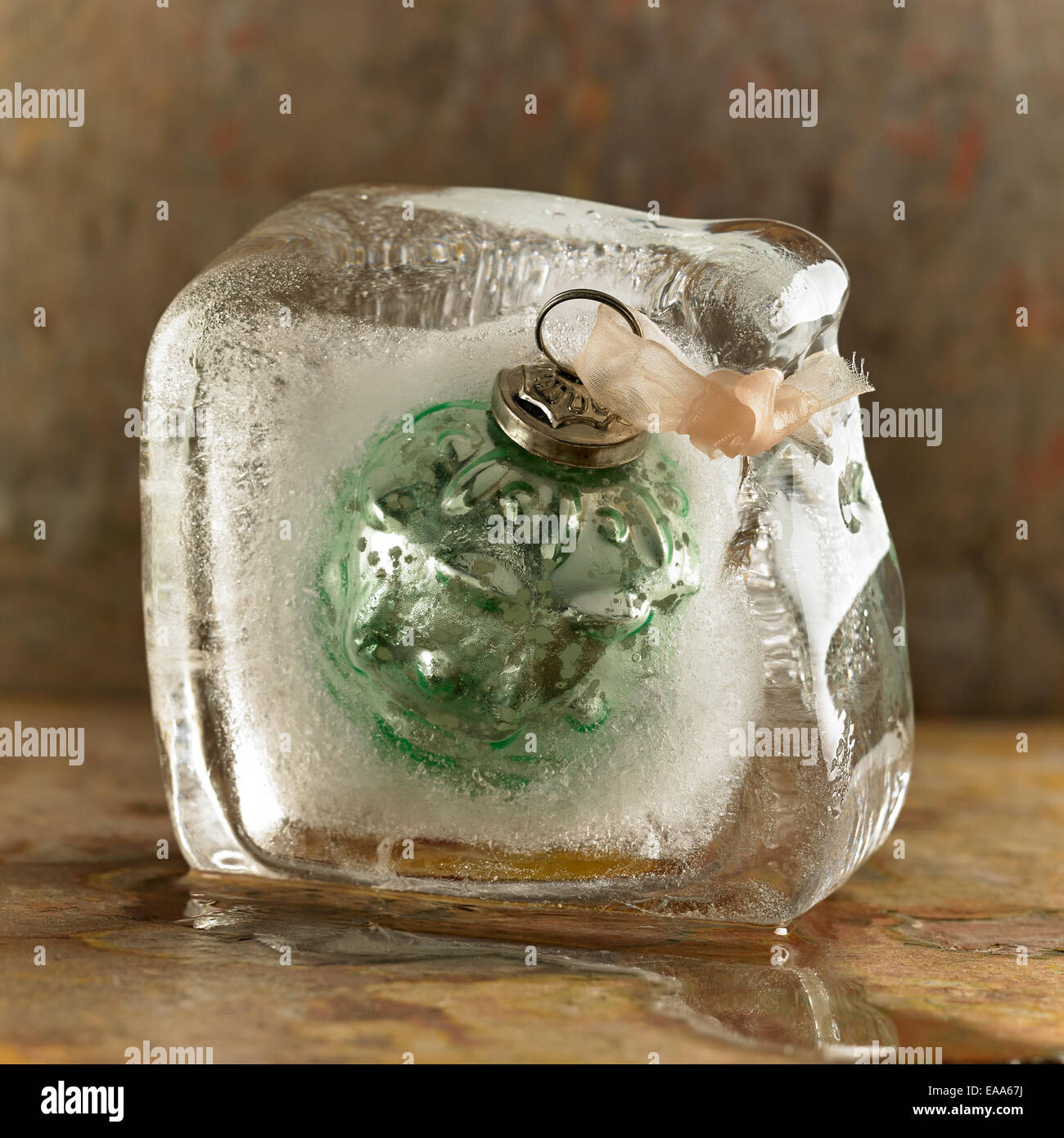 Un Natale pallina congelato in un blocco di fusione del ghiaccio Foto Stock