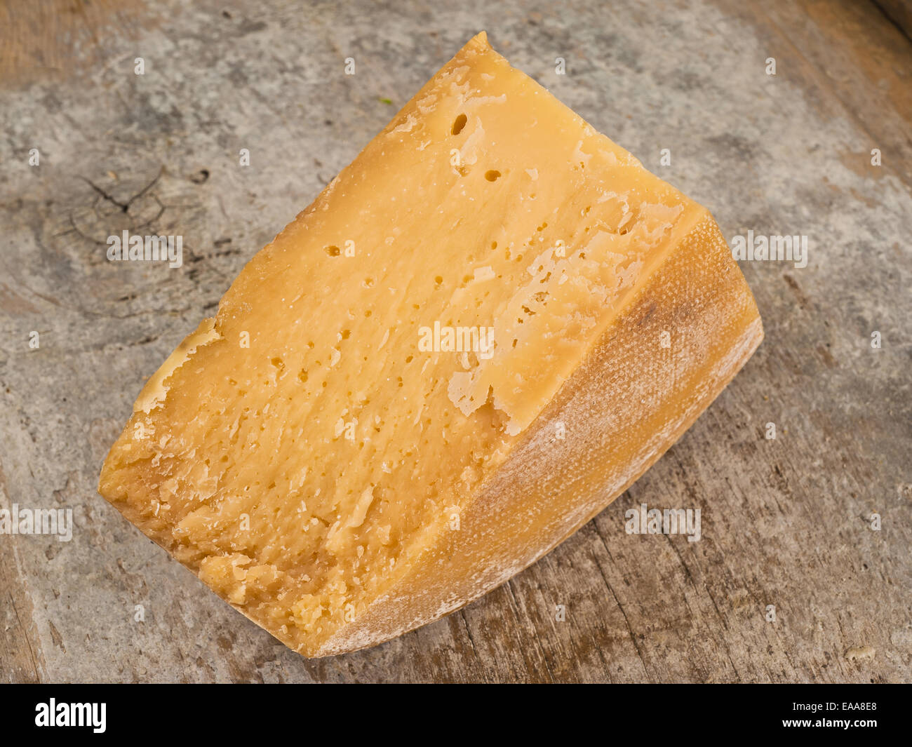 Fetta di formaggio stagionato Foto Stock