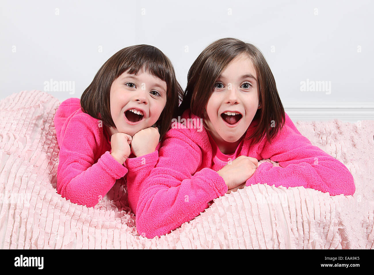 Adorabili poco ragazze che posano per una foto in PJ's Foto Stock