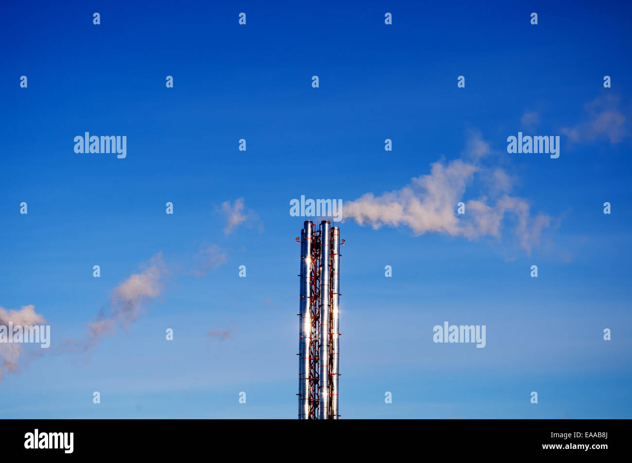 Il fumo proveniente da un tubo di acciaio di fabbricazione o caldaia Foto Stock