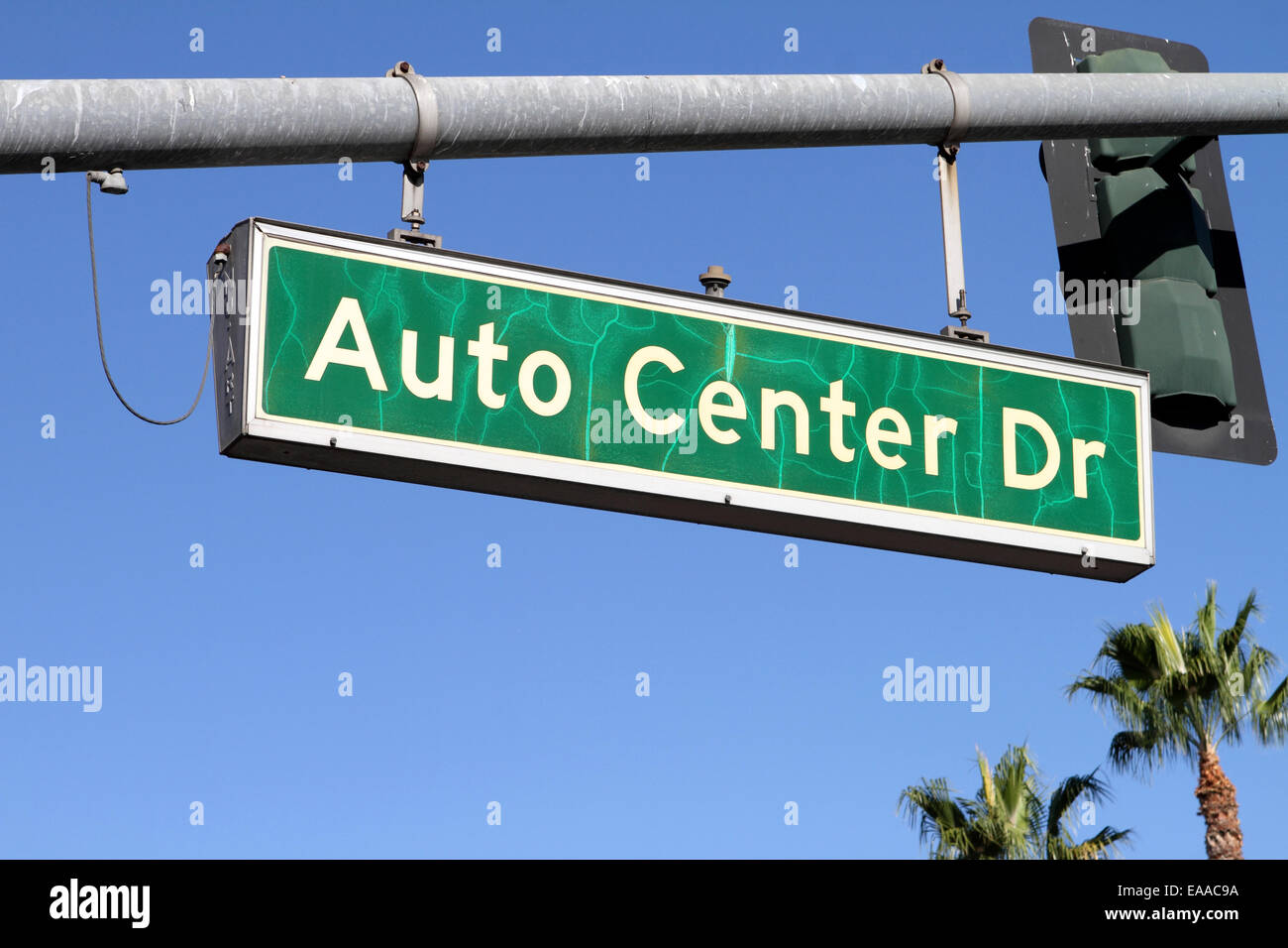 Auto Center drive street signpost in auto area vendite di Tustin California USA Foto Stock