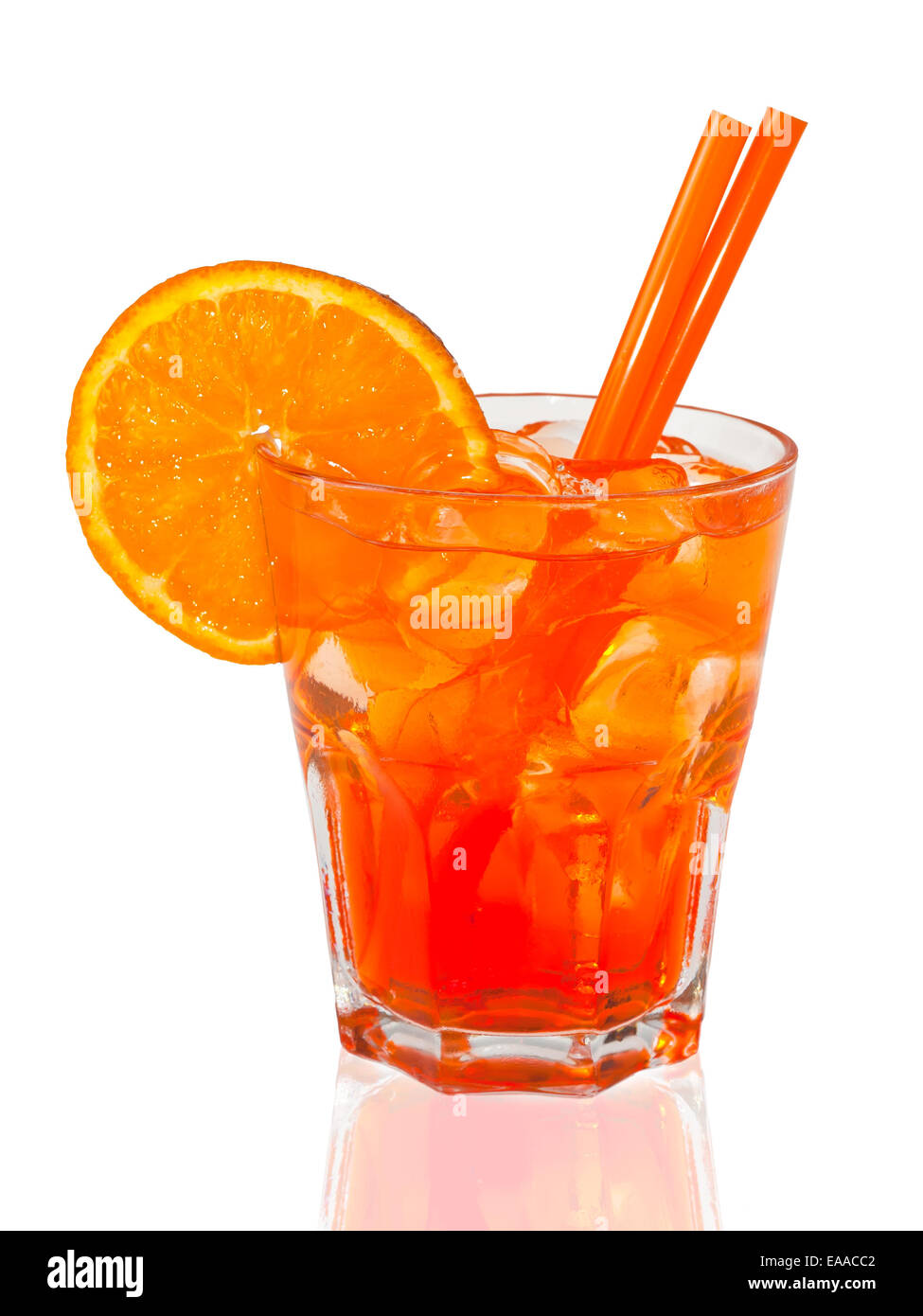 Cocktail arancione con paglia Foto Stock