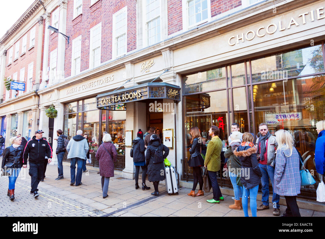 Betty's tea room centro di York Bettys shop i clienti in coda fuori dall'edificio segno esteriore cibo Deli restaurant cafe REGNO UNITO Foto Stock