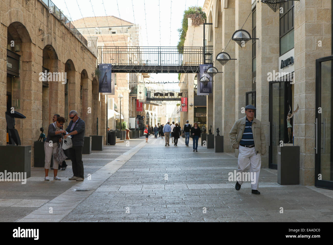 Acquirenti e turisti a Mamilla via dello shopping Foto Stock