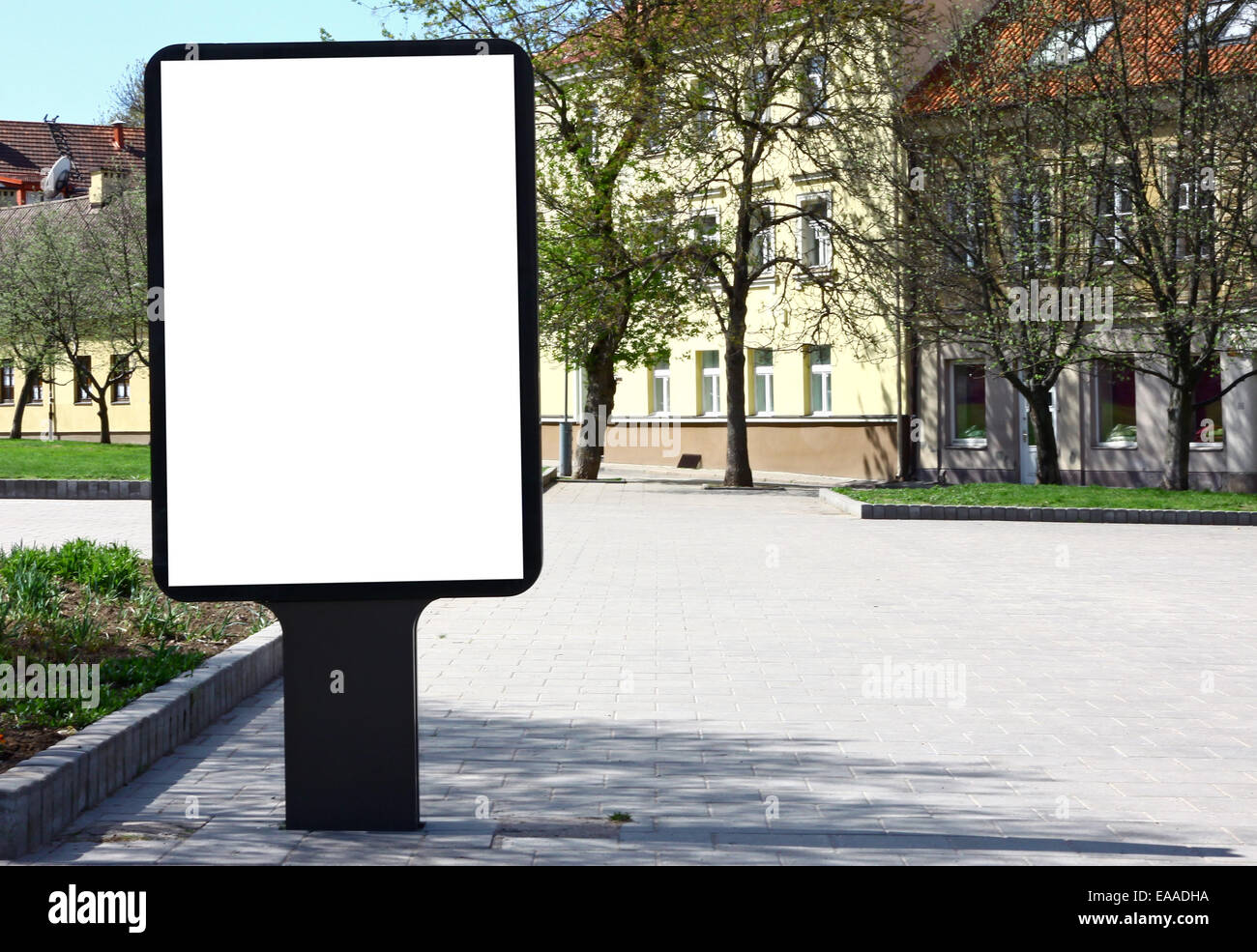 Tabellone vuoto sulla strada di città per aggiungere testo o poster Foto Stock