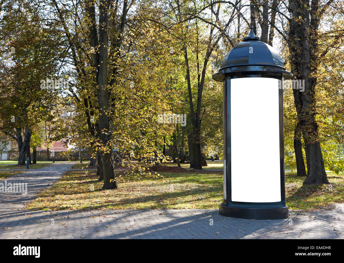 Stile classico tabellone vuoto sulla strada di città in autunno per aggiungere del testo Foto Stock