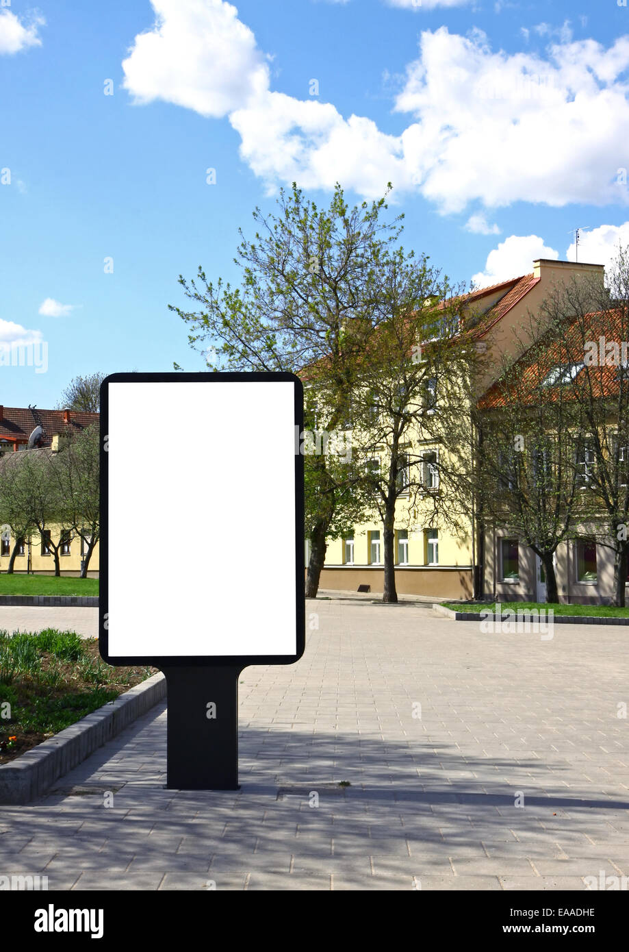 Tabellone vuoto sulla strada di città per aggiungere testo o poster Foto Stock