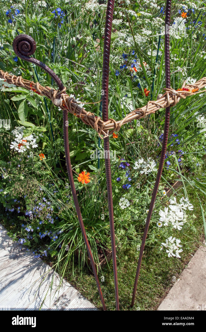 Chelsea Flower Show. Dettaglio di un esercizio annuale e perenne prato circondato da un recinto di insoliti Foto Stock