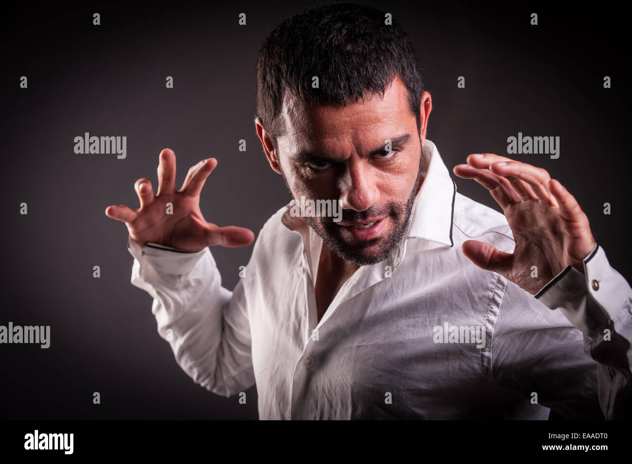 Uomo che mostra le mani Foto Stock