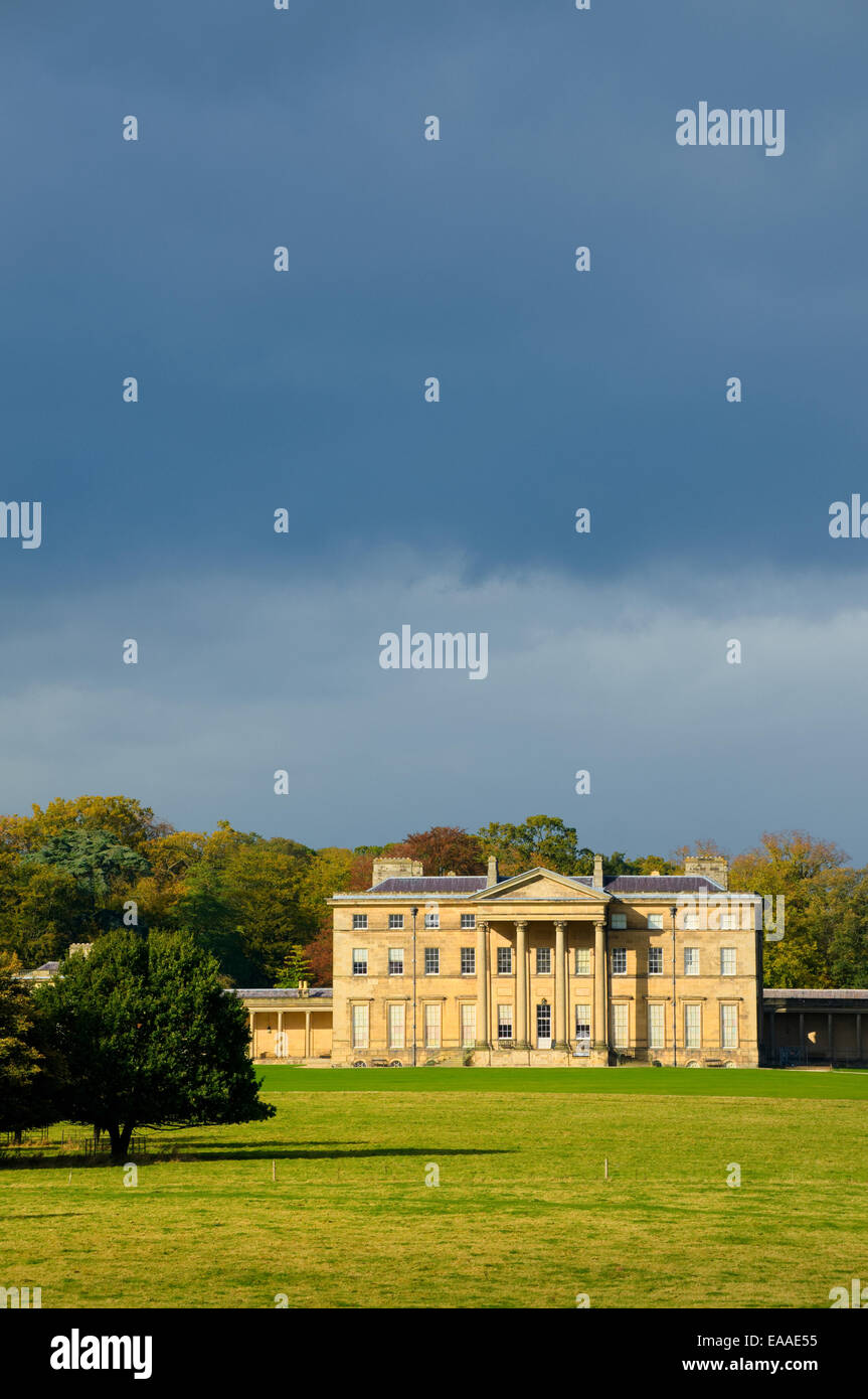 Pioggia nuvole oltre settecento Attingham Hall insieme in un parco vicino a Shrewsbury, Shropshire, Inghilterra, Regno Unito Foto Stock