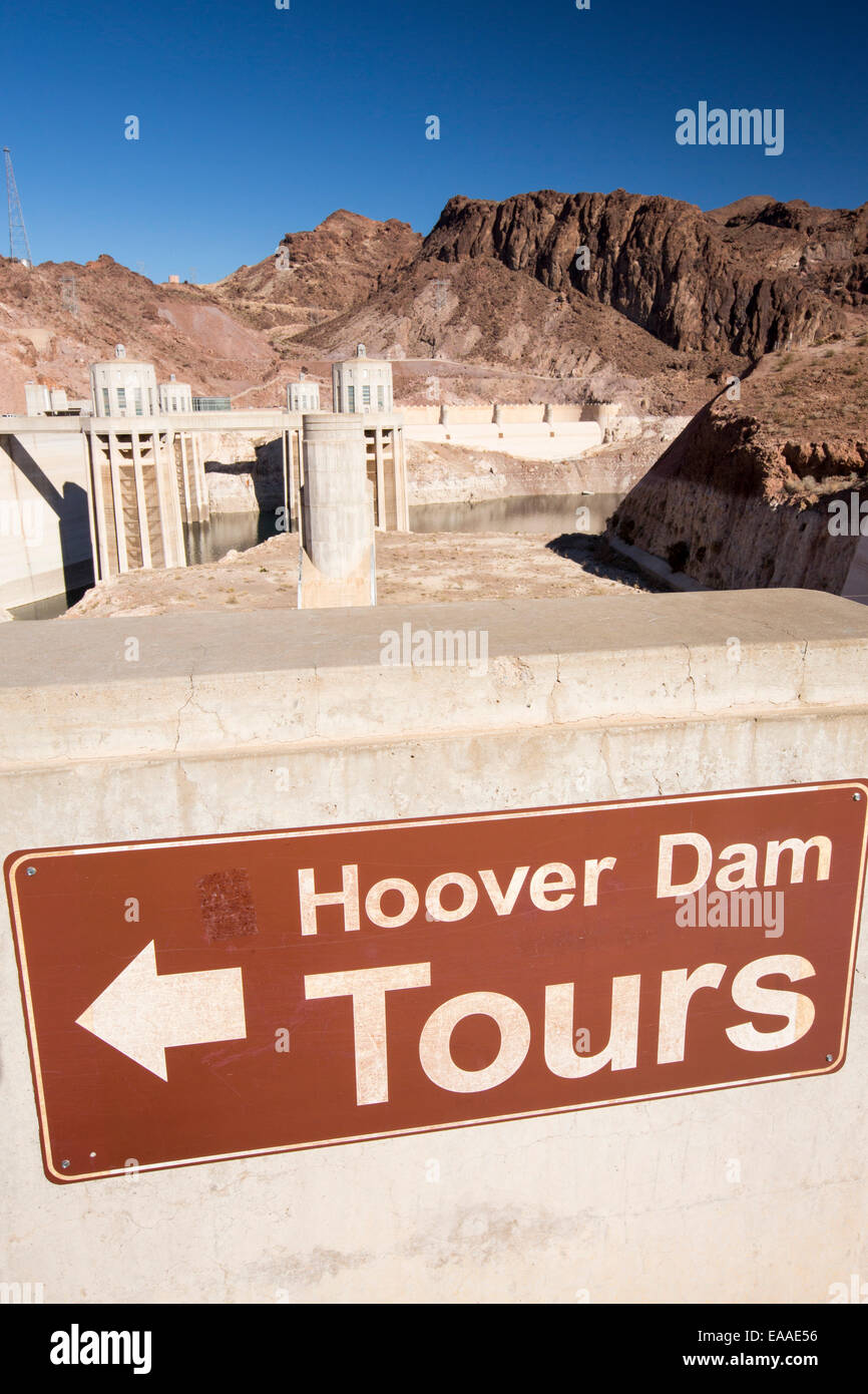 La diga di Hoover e il Lago Mead pianta Idro Elettrica, che è a livelli molto bassi dopo quattro anni di siccità Foto Stock