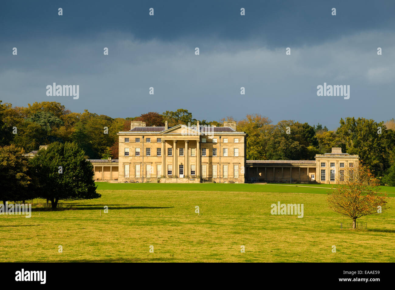 Pioggia nuvole oltre settecento Attingham Hall insieme in un parco vicino a Shrewsbury, Shropshire, Inghilterra, Regno Unito Foto Stock