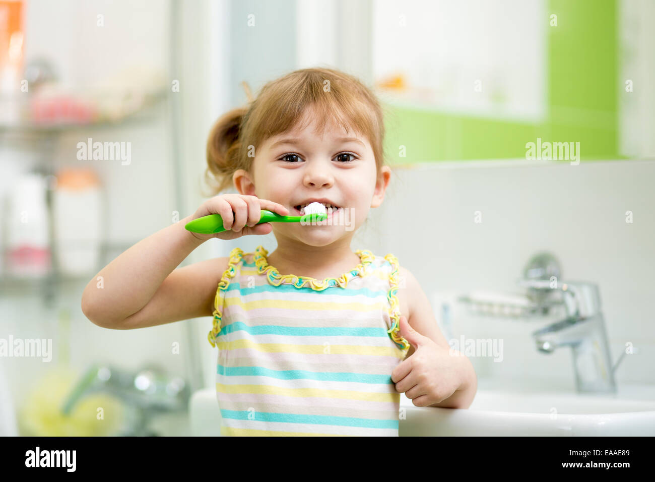 Bambino la spazzolatura dei denti nella stanza da bagno Foto Stock