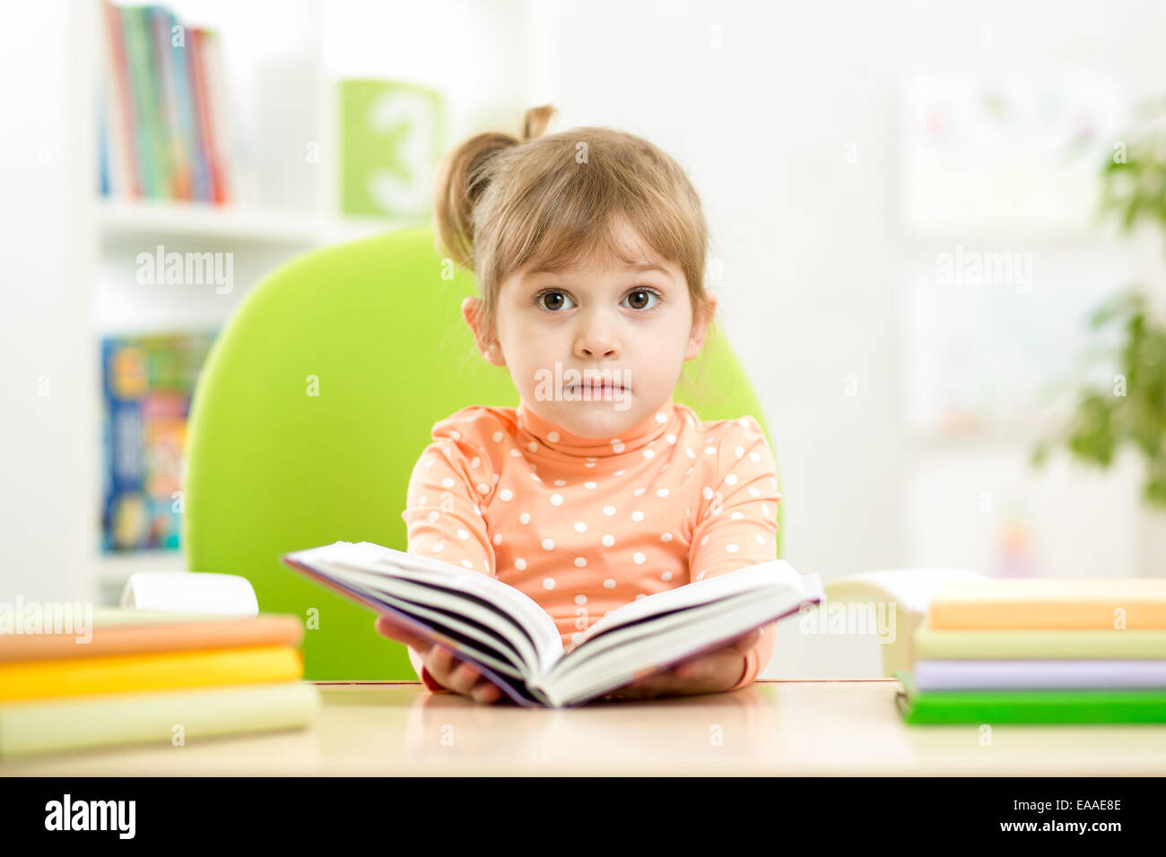 Kid ragazza con libro aperto Foto Stock