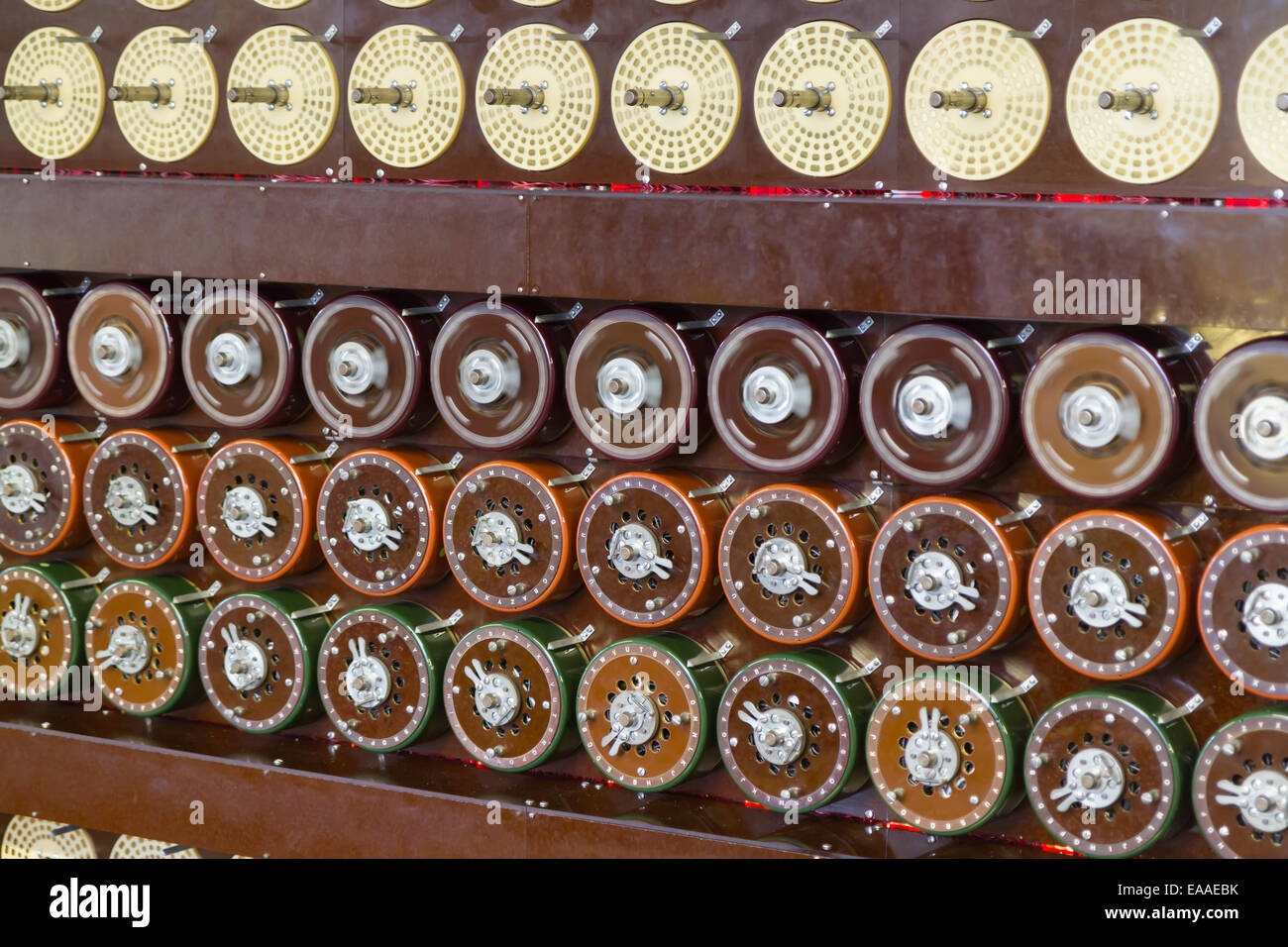 Ricostruita Turing bombe in azione a Bletchley Park, che mostra la rotazione della fila superiore di tamburi e la fila centrale dei tamburi Foto Stock