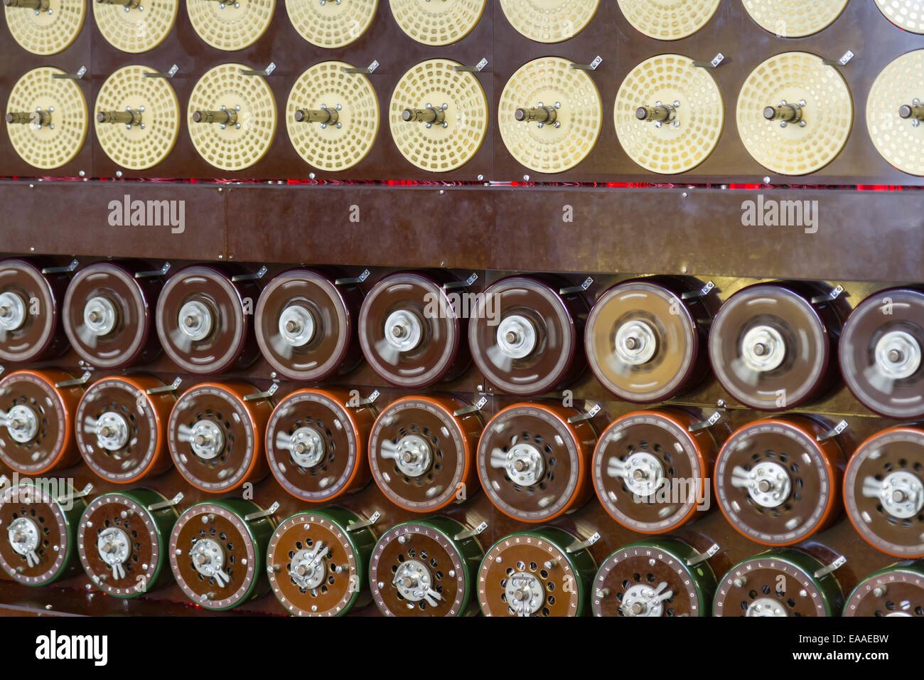 Ricostruita Turing bombe in azione a Bletchley Park, che mostra la rotazione della fila superiore di tamburi e la fila centrale dei tamburi Foto Stock