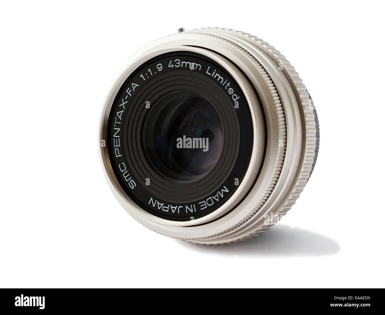 Pentax 43mm argento edizione limitata lunghezza focale fissa obiettivo fondamentale elemento anteriore made in Japan isolato su uno sfondo bianco Foto Stock