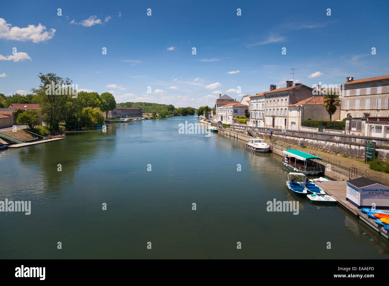 Barche moores a fianco sul fiume Charente a Jarnac Foto Stock