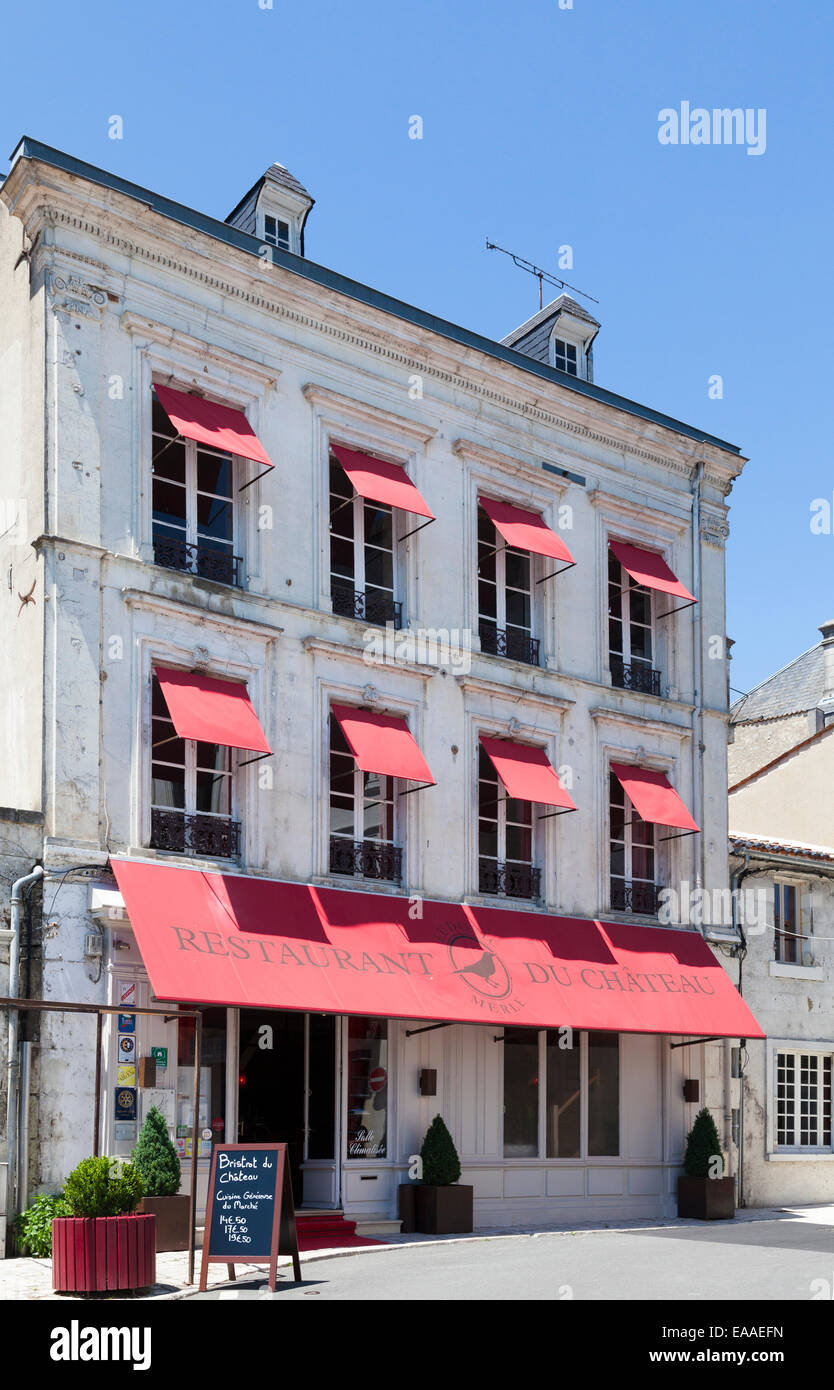 Esterno del ristorante du Chateau a Jarnac con rossi tendaggi Foto Stock