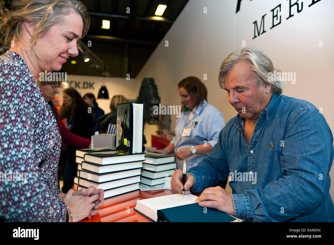 Copenhagen, Danimarca, Novembre 8th, 2014: romanziere svedese, Jan Guillou, segni del suo nuovo libro, "Girando un occhio" per ventole a Copenhagen Fiera del Libro BogForum (2014). Tra i suoi altri libri sono una serie di spy fiction romanzi circa una spy di nome Carl Hamilton, e una trilogia di narrativa storica romanzi circa un Cavaliere Templare, Arn Magnusson. Guillou è stato tradotto in 20 lingue Credit: OJPHOTOS/Alamy Live News Foto Stock