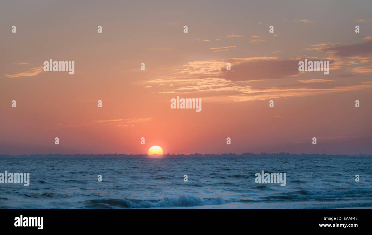 Tramonto sulla spiaggia in Florida mare oceano caldo d'estate Foto Stock