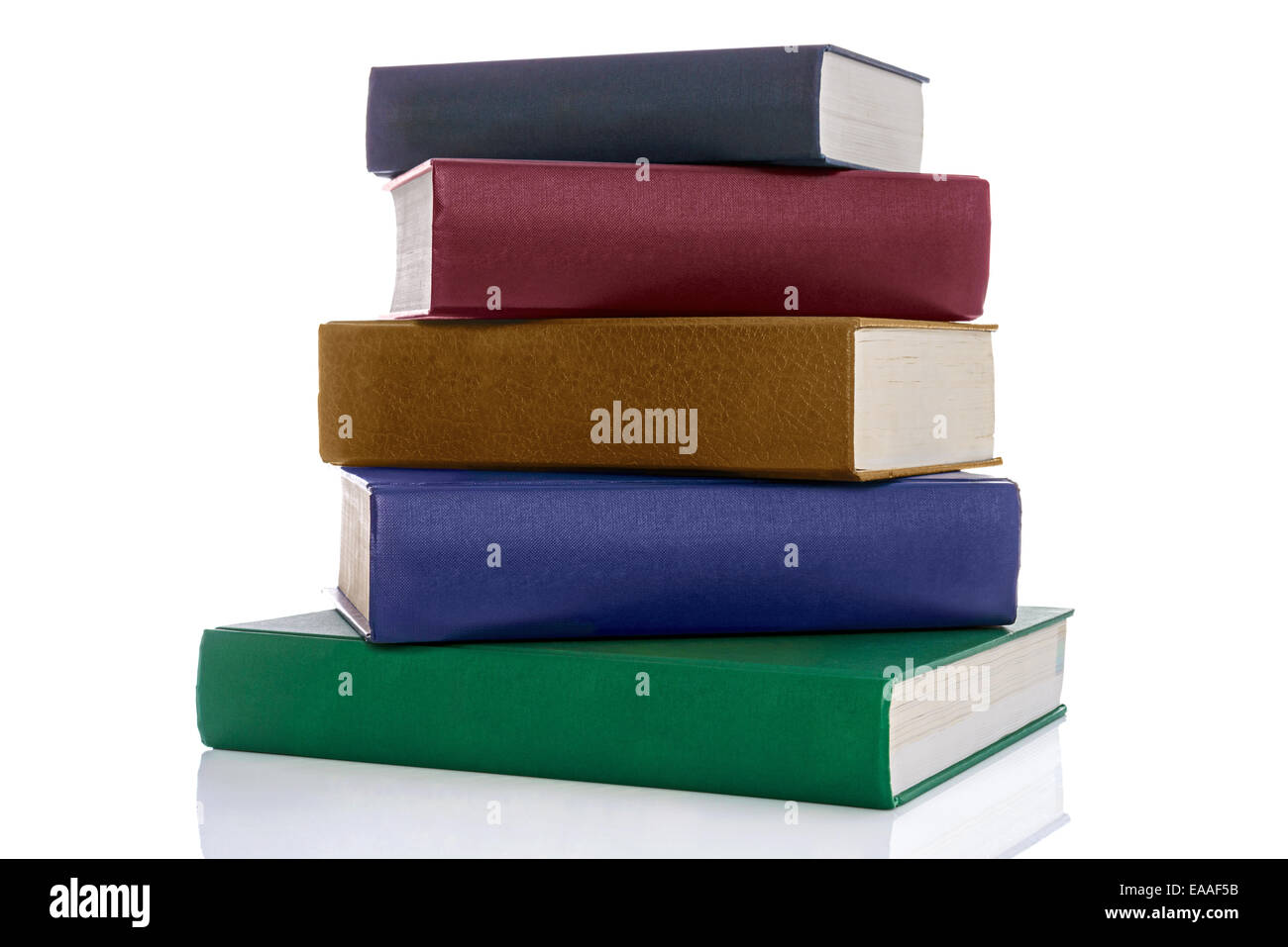 Una pila di cinque hardback libri di riferimento con vuoto spine isolate su uno sfondo bianco. Foto Stock