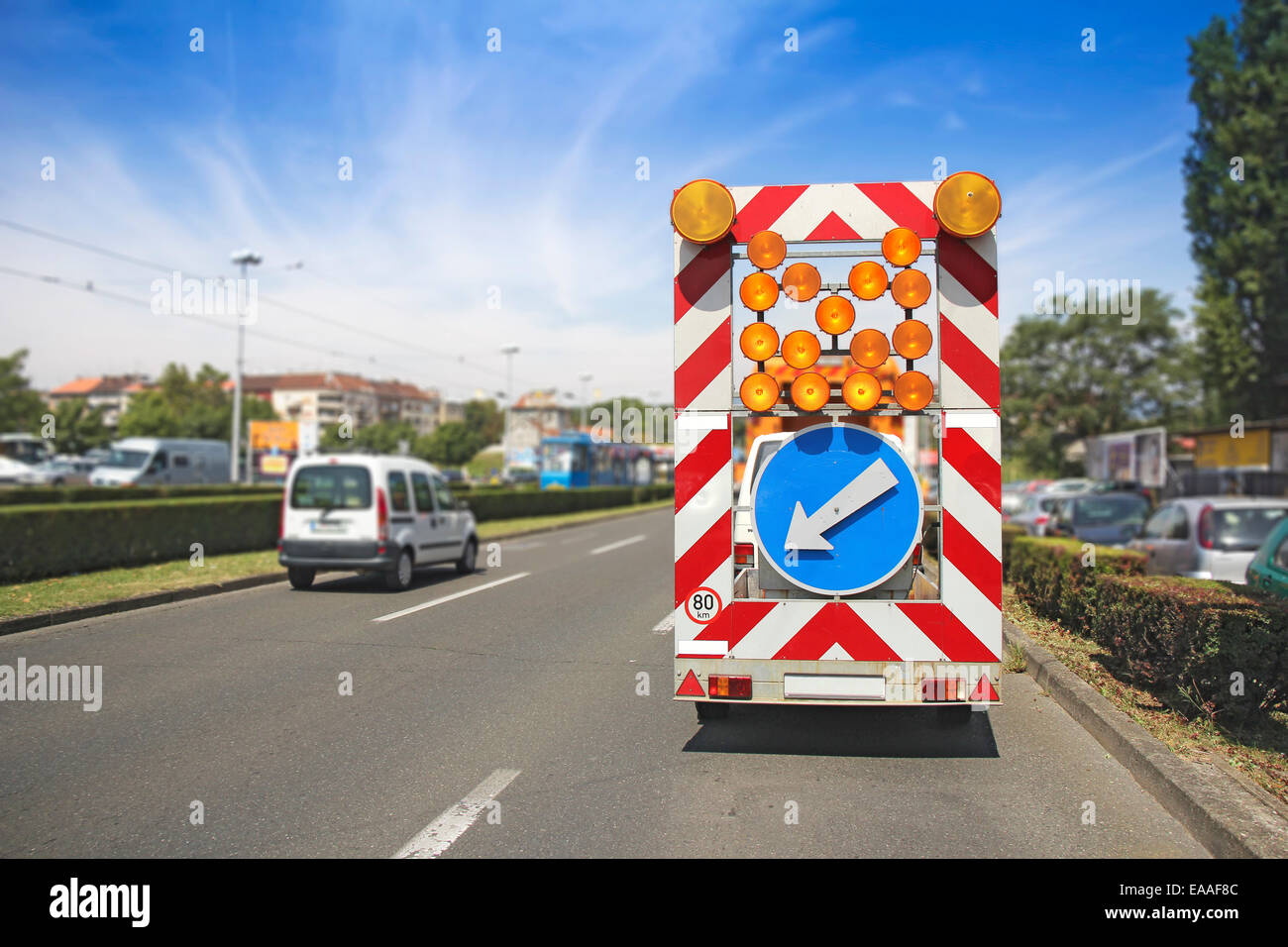 Manutenzione stradale segnali auto deviazione a causa di lavori in corso Foto Stock