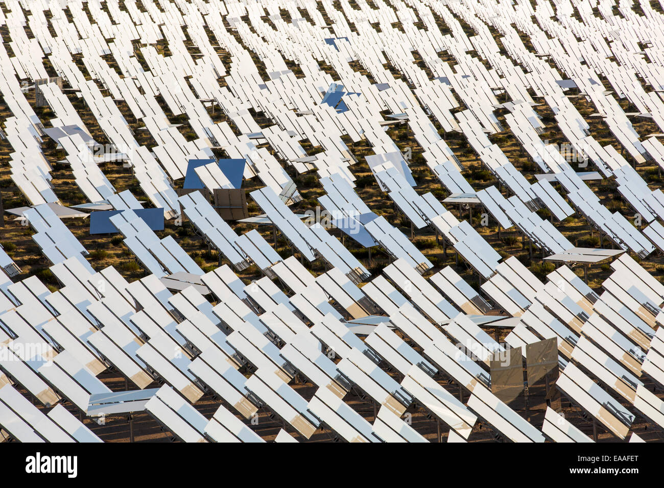 Il Ivanpah Solar Thermal Power Plant in California''s Deserto Mojave è attualmente il più grande impianto solare termico nel mondo. Foto Stock