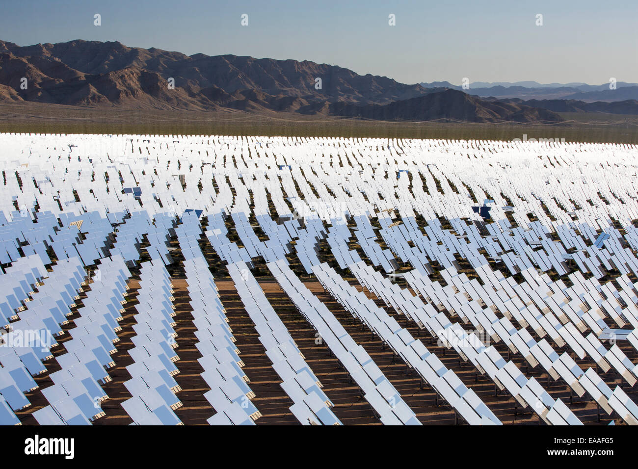 Il Ivanpah Solar Thermal Power Plant in California''s Deserto Mojave è attualmente il più grande impianto solare termico nel mondo. Foto Stock