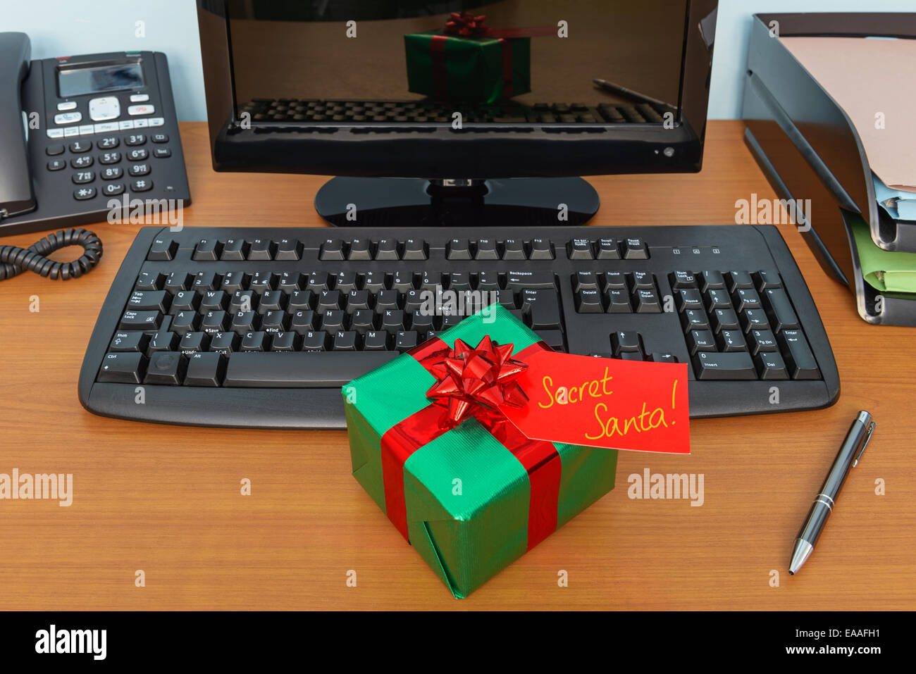 Ufficio segreto di natale santa gift wrapped presente e tag su una scrivania Foto Stock