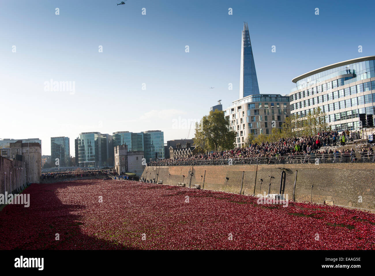 Londra, Regno Unito Torre di Londra. Folle di visitatori accorrono per vedere la ceramica 888.246 ricordo rosso papavero, sulle 100 anniversario di WW1. Foto Stock