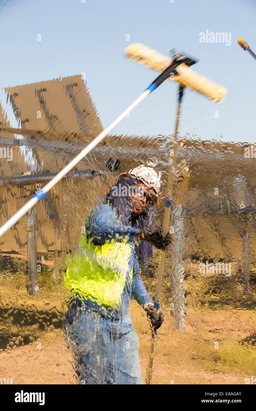 Lavoratori il lavaggio del heliostats per massimizzare il potere riflettente al Ivanpah Solar Thermal Power Plant in California''s Mojave Des Foto Stock