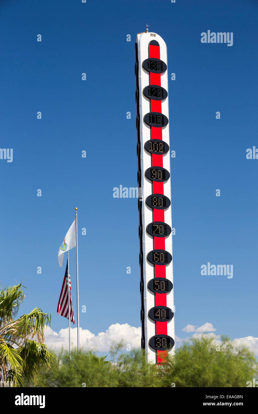 Il più grande del mondo di termometro in Baker, gateway a morte Valey, lettura 102 grado Fahrenheit, California, Stati Uniti d'America. Foto Stock