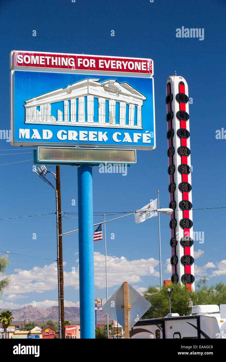 Il più grande del mondo di termometro in Baker, gateway a morte Valey, lettura 102 grado Fahrenheit, California, Stati Uniti d'America, con un segno fo Foto Stock