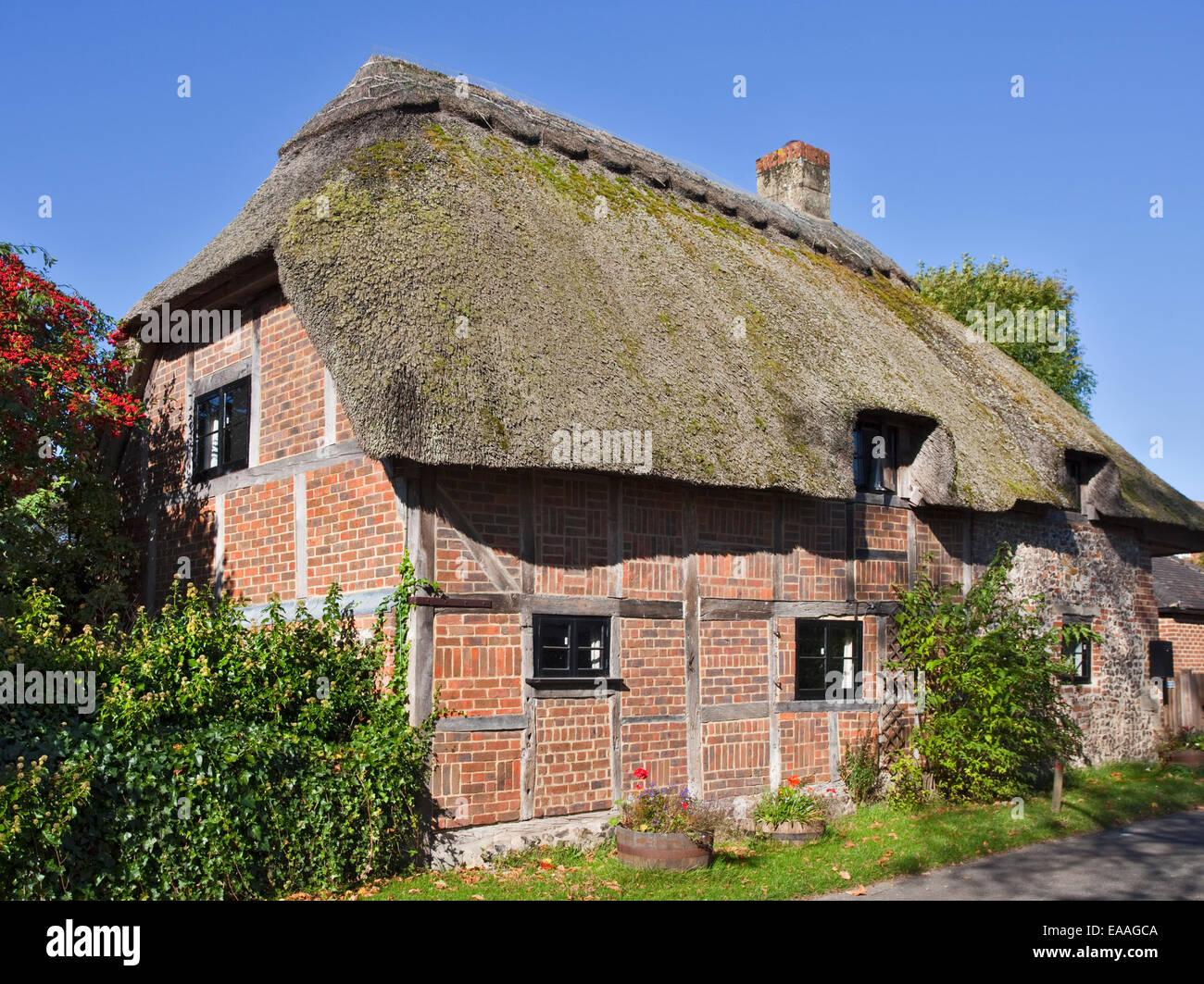 Cottage con tetto in paglia in Longstock, Hampshire, Inghilterra Foto Stock