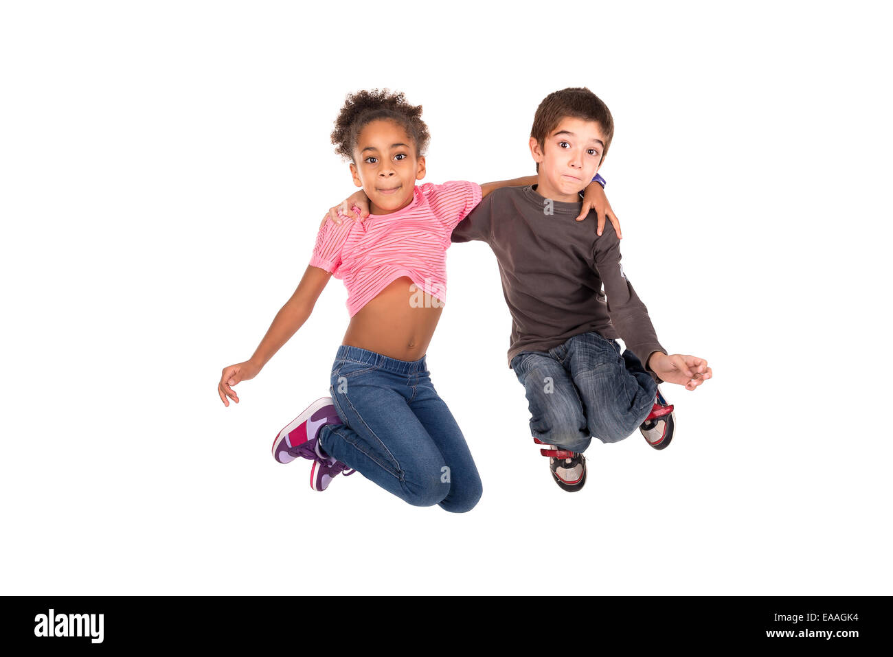 Bambini il giovane jumping isolato in bianco Foto Stock