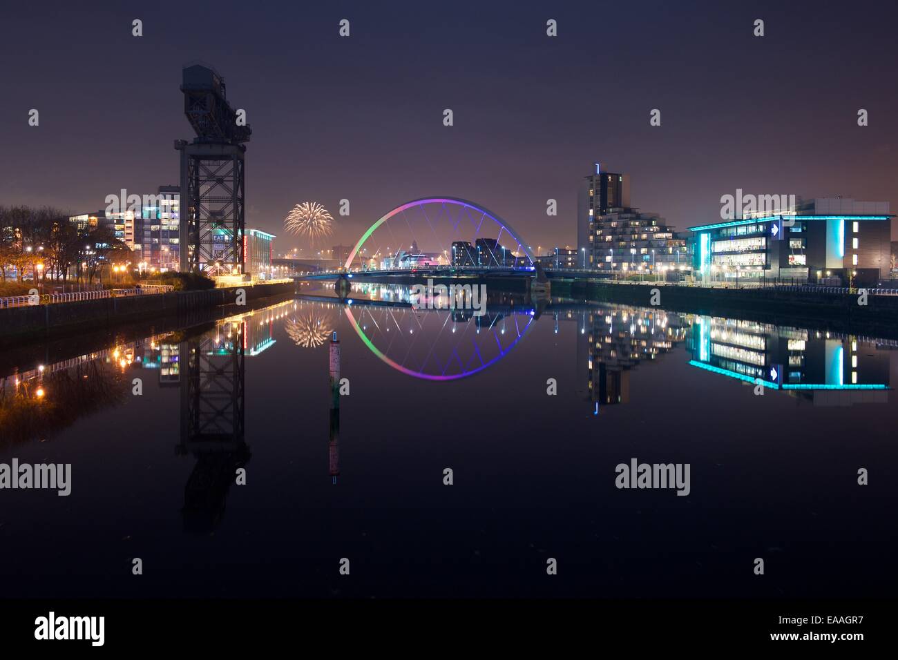 Una immagine a colori di fuochi d'artificio notte in Glasgow preso dal ponte di campane Foto Stock