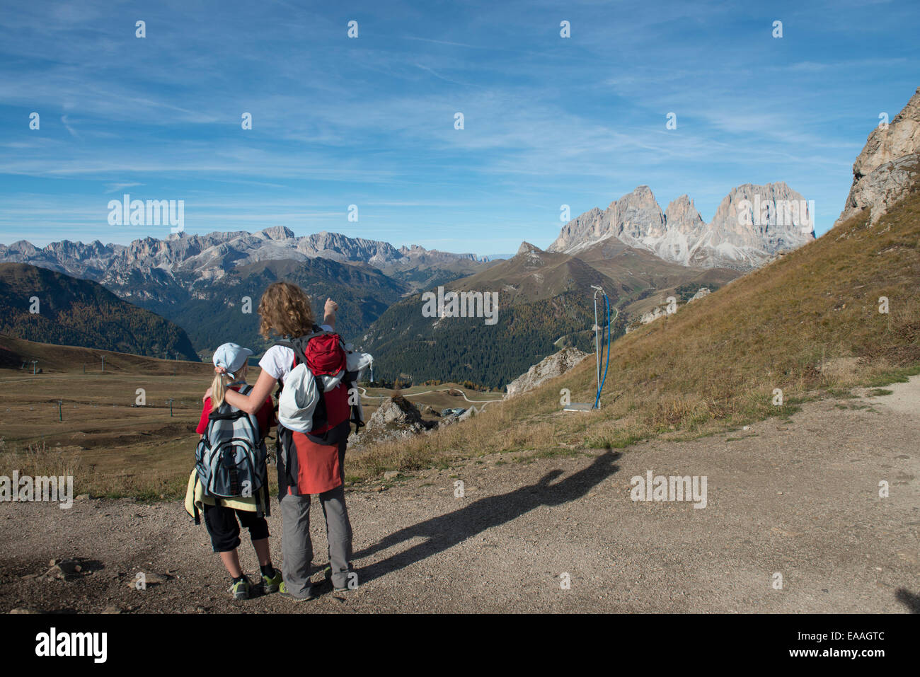 Frau zeigt tipo Berggipfel - donna mostra dei bambini mountain summit Foto Stock