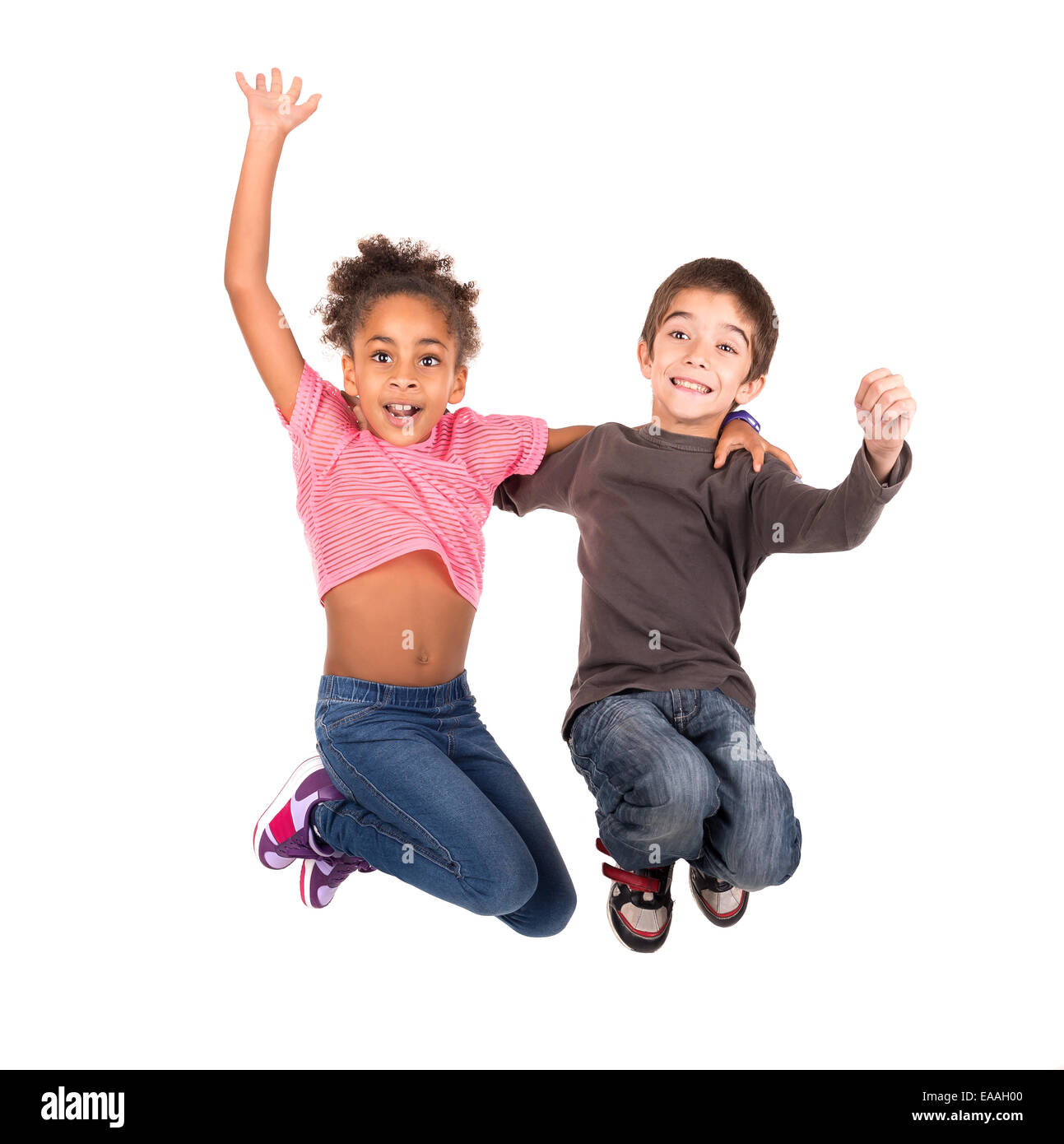 Bambini il giovane jumping isolato in bianco Foto Stock