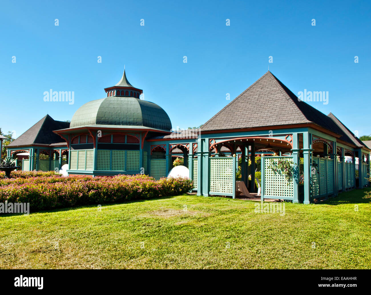 Giardini formali esterne con il padiglione Foto Stock