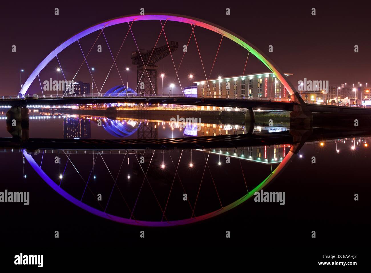 Una immagine a colori di Glasgows riverfront di notte Foto Stock