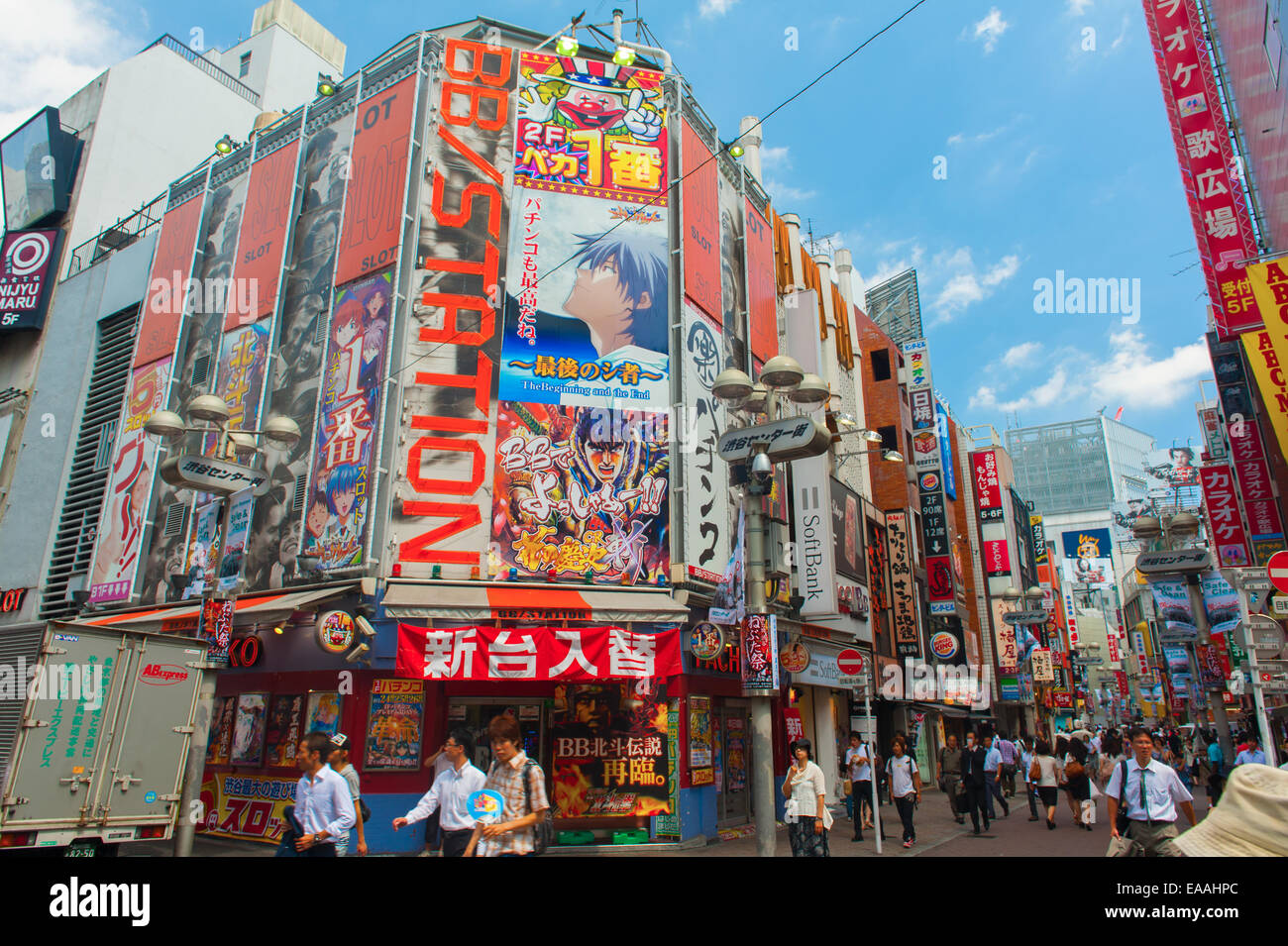 Affollata strada commerciale soprattutto per i giovani in Harajuku, Tokyo - Giappone. Foto Stock